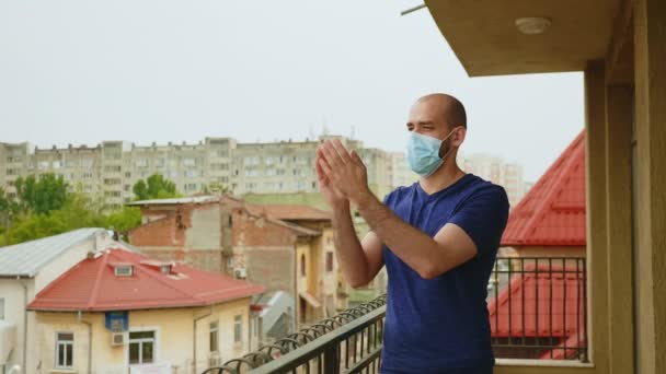 Χαρούμενος άντρας με χειροκροτήματα μάσκας - Πλάνα, βίντεο