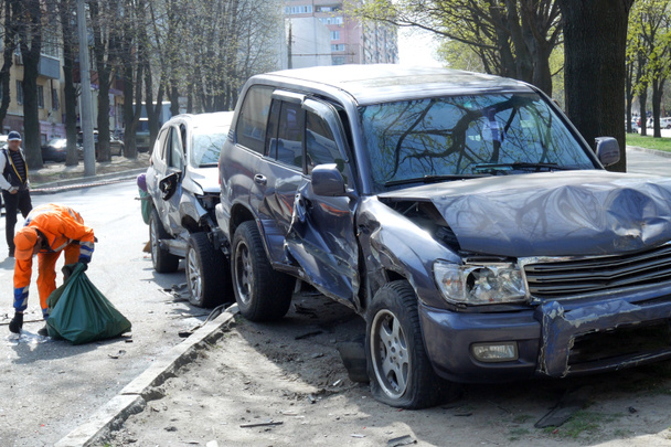 Auto kaputt, Auto in Stadtstraße gestürzt, Unfall auf der Straße in der Stadt - Foto, Bild