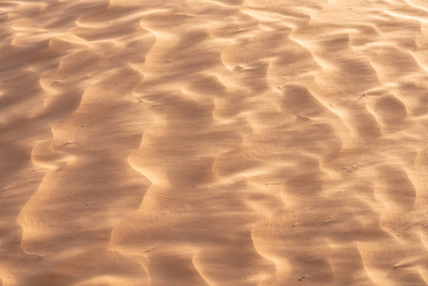 Welkom in Tunesië: ksar ghilane en de Sahara woestijn  - Foto, afbeelding