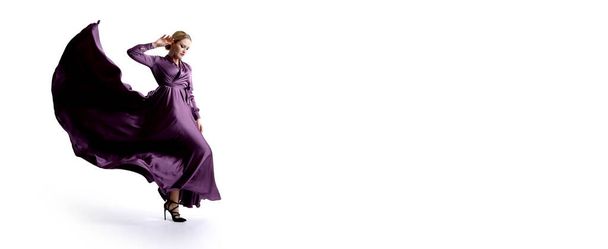 Kaunis ja seksikäs mallinukke violetti yö mekko tanssia ja liikkuvat musta korkokengät - Valokuva, kuva