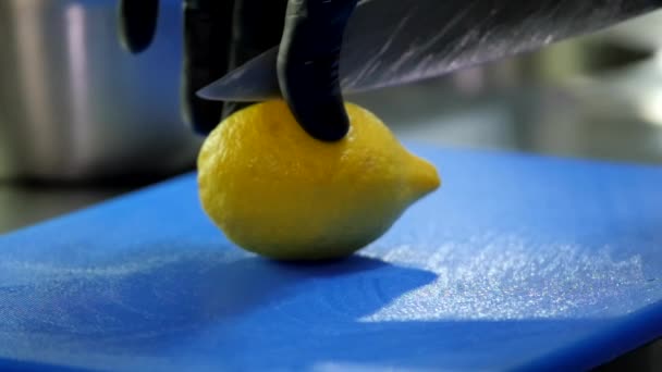 Tagliare il limone a metà
 - Filmati, video