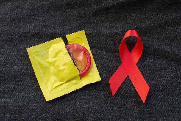 Ruban rouge et préservatif Journée mondiale du sida concept
.  - Photo, image