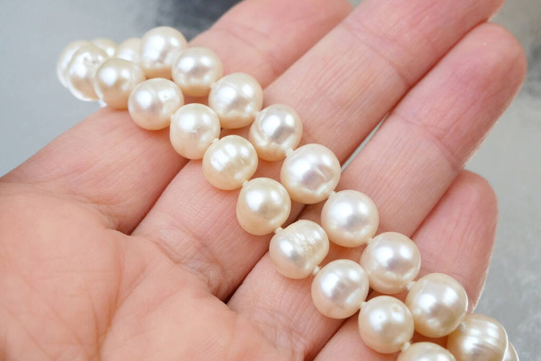 collana di perle, Jewerly ispezionare e verificare, concetto di banco dei pegni, concetto di gioielleria
 - Foto, immagini