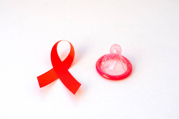 Czerwona wstążka i prezerwatywa World Aids koncepcja dzień.  - Zdjęcie, obraz