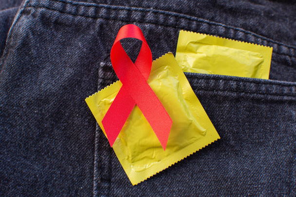 Ruban rouge et préservatif Journée mondiale du sida concept
.  - Photo, image