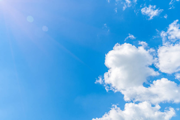 blauwe lucht met witte wolken bij zonnig weer. kopieerruimte - Foto, afbeelding