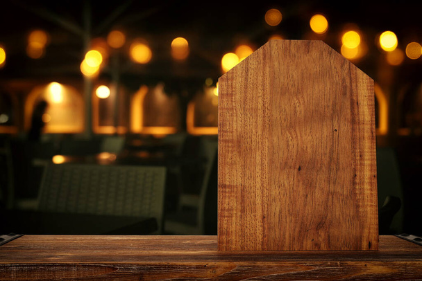 фон Зображення дерев'яного столу перед абстрактними розмитими вогнями ресторану
 - Фото, зображення