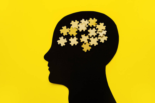 Aivosairaus symboli esittämä ihmisen pään tehty paperi. Luova idea Alzheimerin tautiin, dementiaan, muistinmenetykseen ja mielenterveyteen
. - Valokuva, kuva