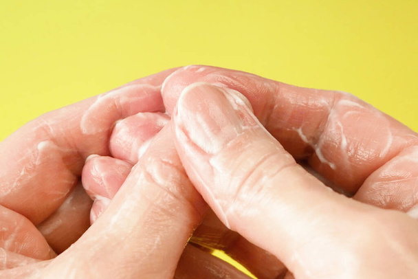Žena ruce nanášení hydratační kosmetický krém, vilvet kůže koncept, hydratační a vyživující pleť rukou a nehtů koncept - Fotografie, Obrázek