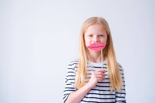 funny child blonde girl with red paper lips on grey background. Copyspace. Happy mother day. Birthday party. - Fotoğraf, Görsel