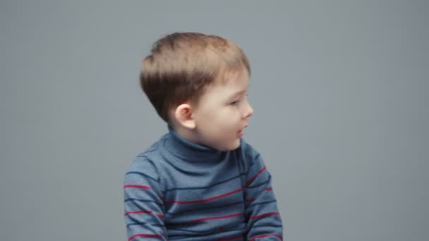 Video von kleinem unglücklichen vierjährigen Jungen - Filmmaterial, Video