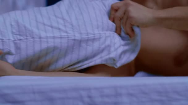 Ruhiger Schlaf eines jungen Mannes in einem bequemen Bett - Filmmaterial, Video