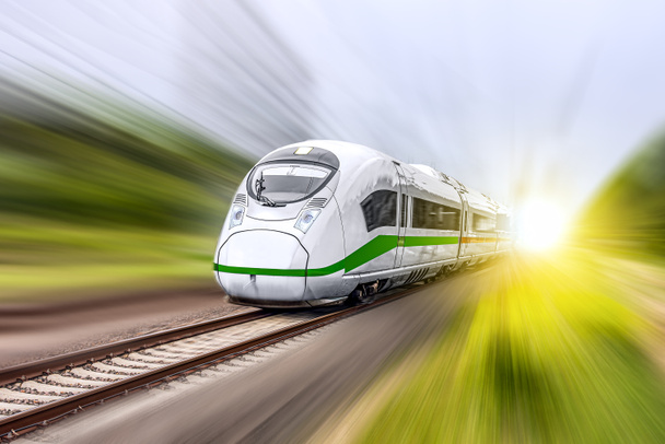 レール上の高速黄色の列車のトラフィック。快適さと乗客を運ぶ - 写真・画像