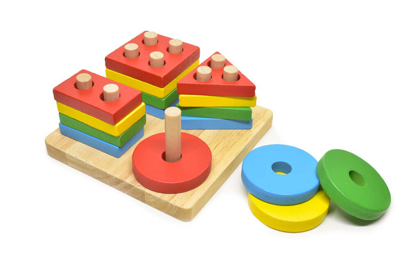 детские игрушки Монтессори изолированы на белом фоне для обучения ребенка развитию цвета и геометрической формы
 - Фото, изображение