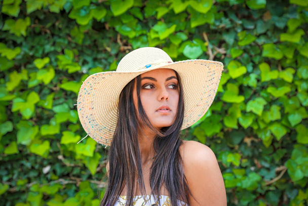 Summer time. Beautiful young girl in a hat. - Zdjęcie, obraz