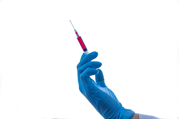 Naukowcy lub lekarze pobierają próbki krwi z nowych szczepów pacjentów wirusów do analizy i szczepień w laboratorium badawczym, Badania szczepionek w celu wyeliminowania koncepcji wirusów. - Zdjęcie, obraz
