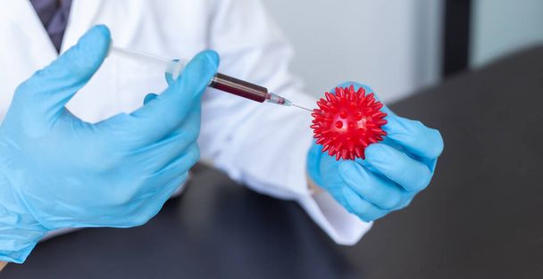 科学者や医師は、研究室で分析とワクチン接種のためのウイルス患者の新しい株から血液サンプルを収集します,ウイルスの概念を排除するためのワクチン研究. - 写真・画像