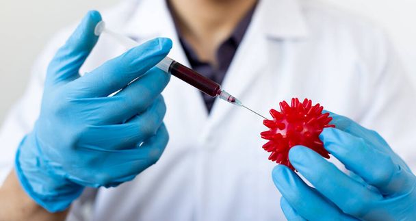 Вчені або лікарі збирають зразки крові з нових штамів вірусних пацієнтів для аналізу та вакцинації в науково-дослідній лабораторії, дослідження вакцин для усунення концепції вірусів
. - Фото, зображення