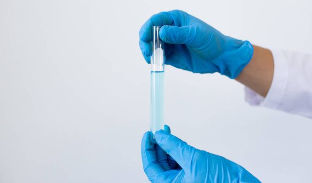 Вчені або лікарі збирають вірусні зразки для підготовки аналізу та виробництва вакцин у лабораторії, дослідження вакцин для усунення концепції вірусів
. - Фото, зображення