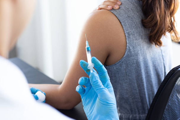 Očkování pacientů, Lékař poskytl vakcínu s injekční stříkačkou proti novému kmeni viru nebo chřipky v moderní nemocnici, Prevence a zdravotní péče koncepce. - Fotografie, Obrázek