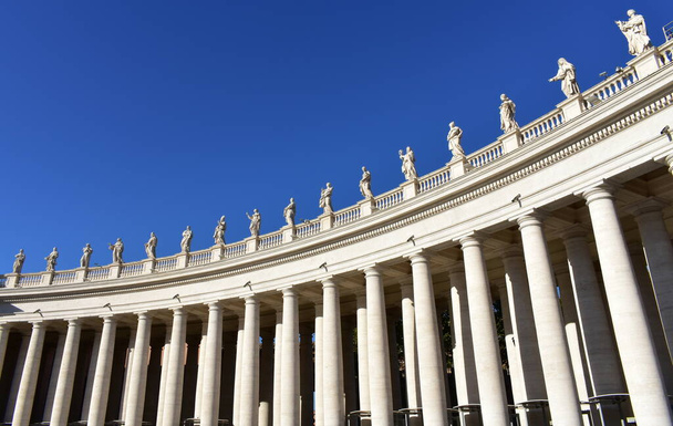 Colonnato del Bernini e statue in Piazza San Pietro con cielo blu. Città del Vaticano, Roma, Italia
. - Foto, immagini