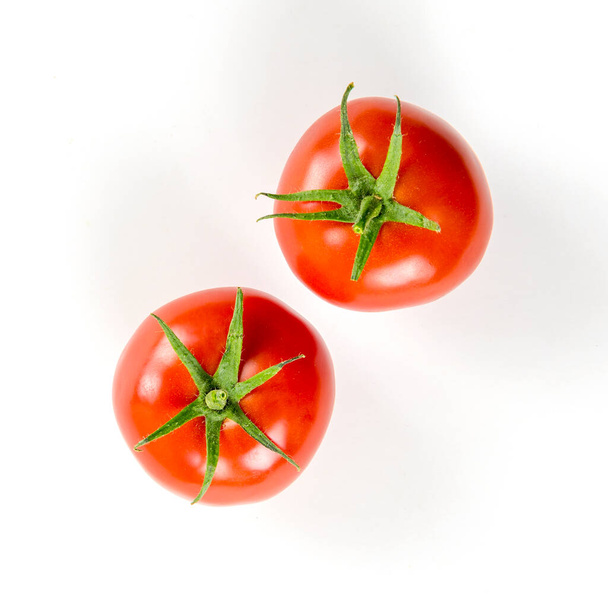 Frische Tomaten mit grünen Blättern isoliert auf weißem Hintergrund - Foto, Bild