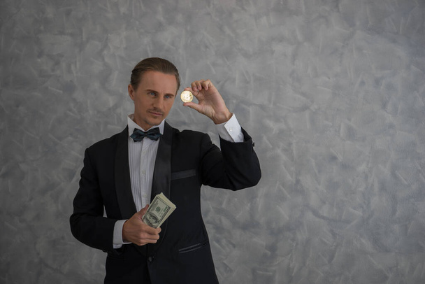 Homme d'affaires tenant Bitcoin d'or avec de l'argent de billet de dollar. Concept d'argent numérique
 - Photo, image