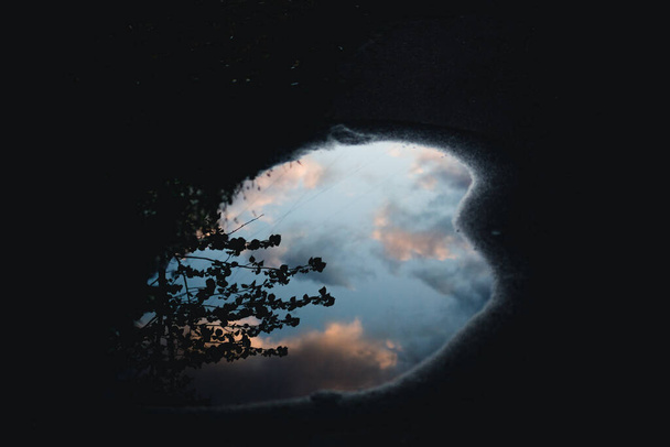 Пушистые облака покрывают летнее голубое небо
 - Фото, изображение