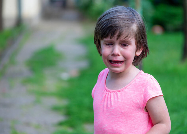портрет милої дівчинки, що плаче
 - Фото, зображення