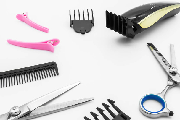 Nożyczki do włosów zestaw narzędzi fryzjerskich z bezprzewodowym elektrycznym strzyżeniem są izolowane na białym tle. - Zdjęcie, obraz