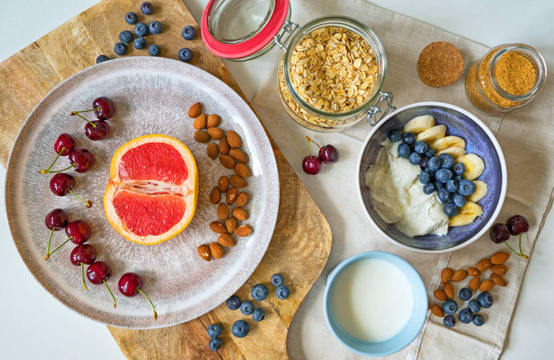 Desayuno saludable con bayas, yogur y copos de avena
. - Foto, Imagen