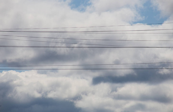 Пушистые облака покрывают летнее голубое небо
 - Фото, изображение