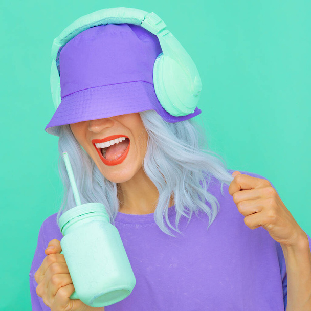 Happy Smoothie Dj Dziewczyna w stylowych słuchawek i kapeluszy wiadro. Minimalne monochromatyczne kolory pastelowe trendy projektowe - Zdjęcie, obraz