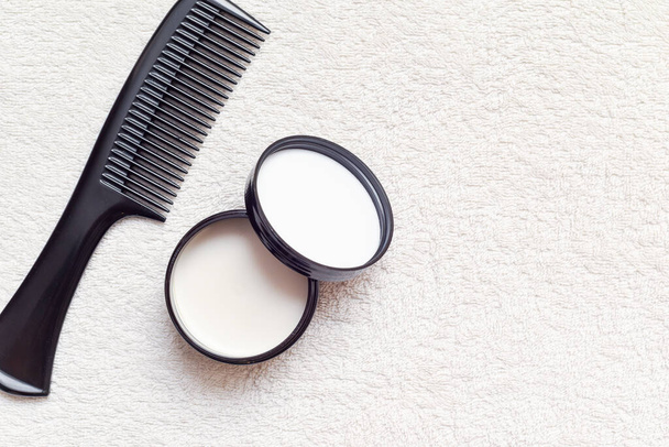 Haarpaste für Männer mit schwarzem Kamm isoliert auf weißem Hintergrund - Foto, Bild