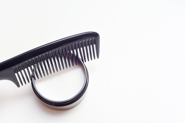 Haarpaste für Männer mit schwarzem Kamm isoliert auf weißem Hintergrund - Foto, Bild