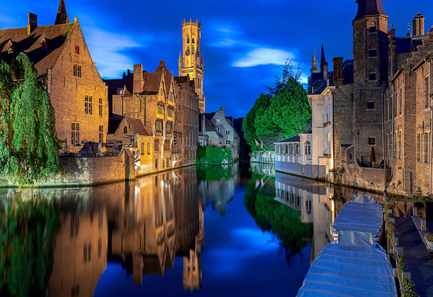 Bruges vagyok. Városi csatorna éjszakai világításban. - Fotó, kép