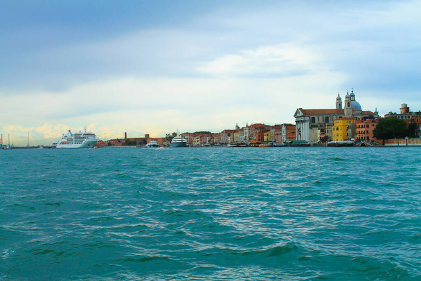 Alte Häuser am Wasser in Venedig. Historische Architektur und Stadtbild Venedigs im Sonnenlicht. - Foto, Bild