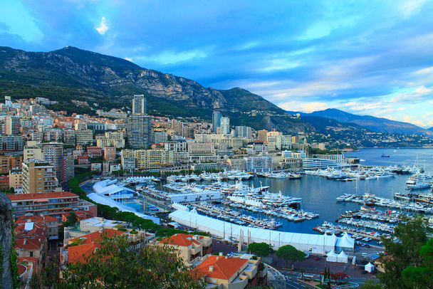 Vorstendom Monaco. Prachtig panoramisch uitzicht op Monaco, gouden uur landschap. Uitzicht op woongebouwen en een grote haven met luxe jachten. - Foto, afbeelding