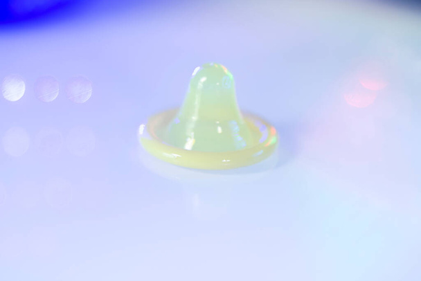 Condón de látex de goma anticonceptivo masculino para enfermedades seguras y sexo sin embarazo. - Foto, imagen
