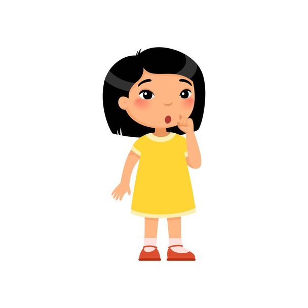Malá asijská holčička ukazující gesto ticha, ploché vektorové ilustrace. Dítě v šatech stojící, přemýšlející o kreslené postavě. Dítě se zmateným výrazem ve tváři. Tiché znamení izolované na bílém pozadí - Vektor, obrázek
