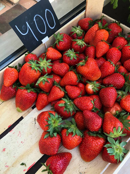 Délicieuses fraises rouges juteuses sur le marché
  - Photo, image