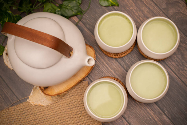 Matcha vihreä tee latte japanilaisessa teepakkauksessa
 - Valokuva, kuva