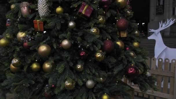 Karácsonyfa dekoráció golyókkal, villogó koszorú, csillogó fények - Felvétel, videó