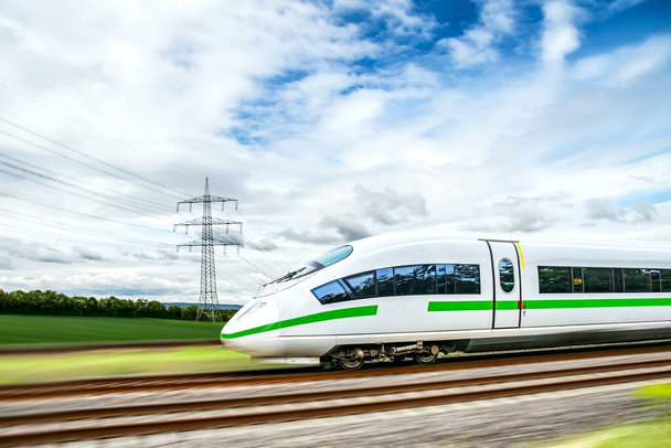 Białe błyski pociągów dużych prędkości na szynach - Zdjęcie, obraz