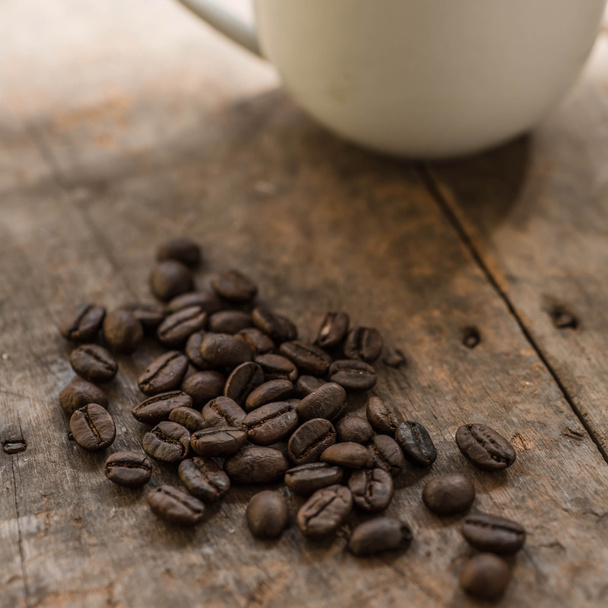 cup of coffee and coffee bean on wooden background with nature l - Foto, Imagen