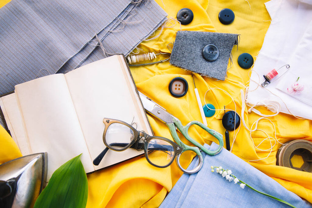 Creativo cucito vintage vecchie forniture su panno giallo - Foto, immagini