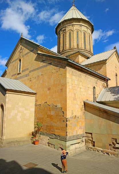 Visitatrice di fronte alla Cattedrale di Tbilisi Sioni, la chiesa medievale nel centro di Tbilisi, Georgia
 - Foto, immagini