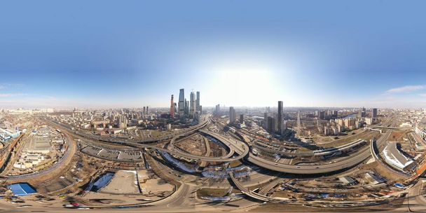 панорамный вид на транспортные перекрестки перекрестков и автомагистралей, освобожденных от квадрокоптера
 - Фото, изображение