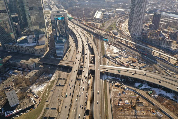 vistas panorâmicas de cruzamentos de tráfego de cruzamentos e rodovias liberadas de um quadricóptero
 - Foto, Imagem