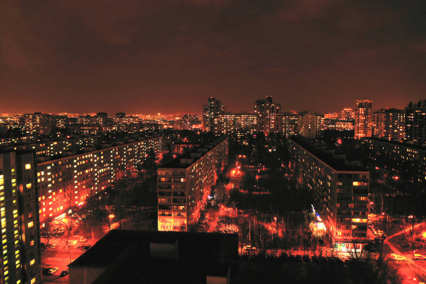 πανοραμική θέα της πόλης με σπίτια και δρόμους τη νύχτα πυροβόλησε από ένα quadrocopter - Φωτογραφία, εικόνα